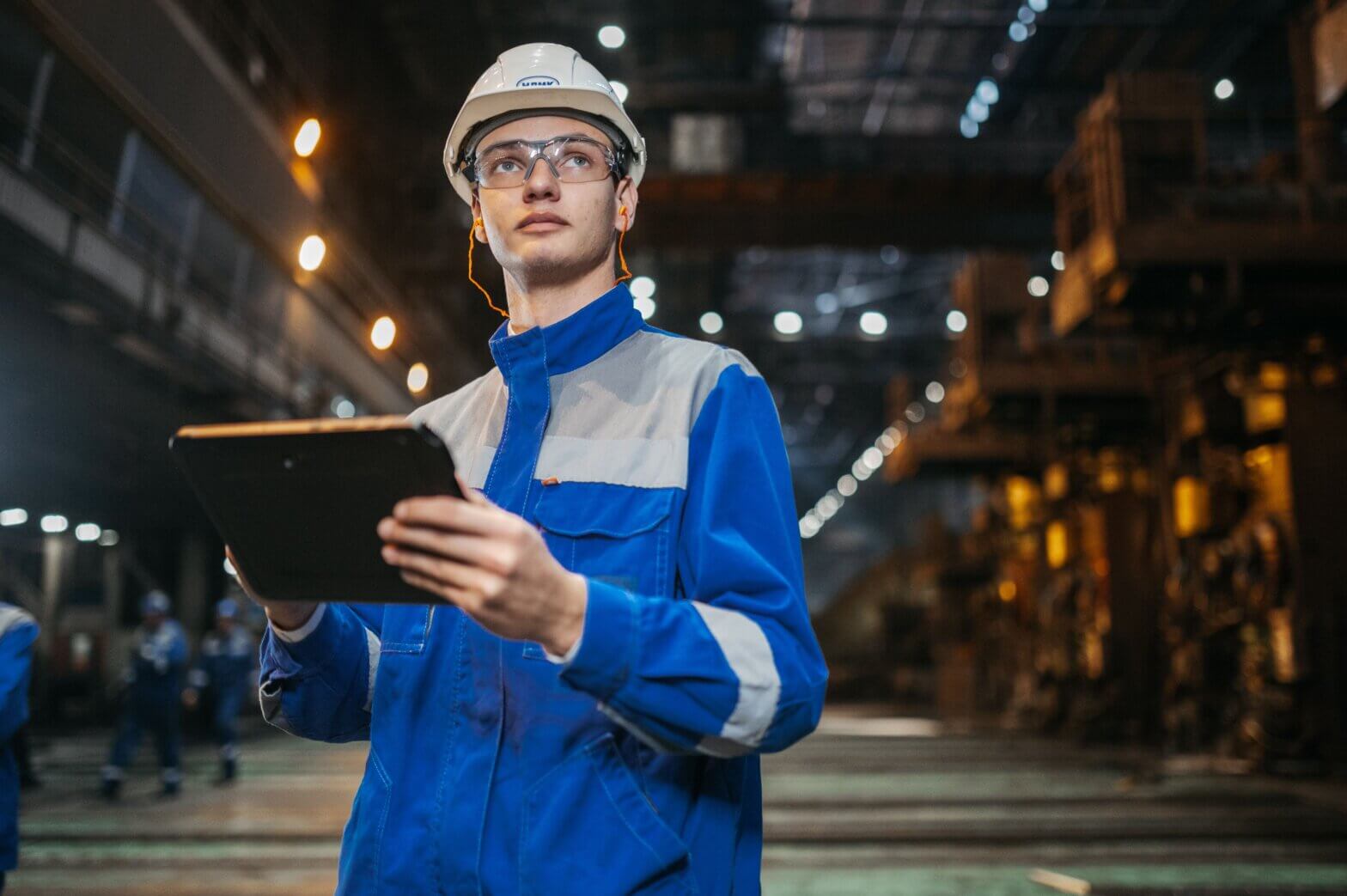 Arbeiter nutzt eine digitale Betriebsanleitung auf dem Tablet